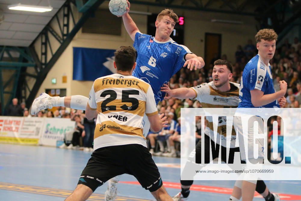 Handball Herren 2025 2026 2. Handball-Bundesliga 17. Spieltag Dessau-Roßlauer HV 06 - HC Elbflorenz Dresden 2006 Anhalt Arena Dessau Carl-Phillip Haake (Dessau, 7, blau) beim Torwurf. Sebastian Greß (Dresden, 25, weiß-gold) und Timo Löser (Dresden, 55, weiß-gold) können ihn nicht daran hindern. Dessau-Roßlau Sachsen-Anhalt Deutschland