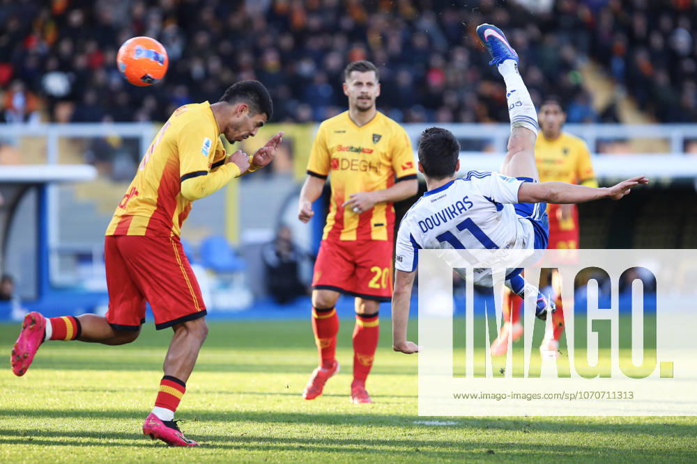 Tasos Douvikas of Como 1907 in action during the serie A match between US Lecce and Como 1907 at Ettore Giardiniero - Via del Mare stadium in Lecce (Italy), Dicember 27,2025. massimilianoxcarnabuci