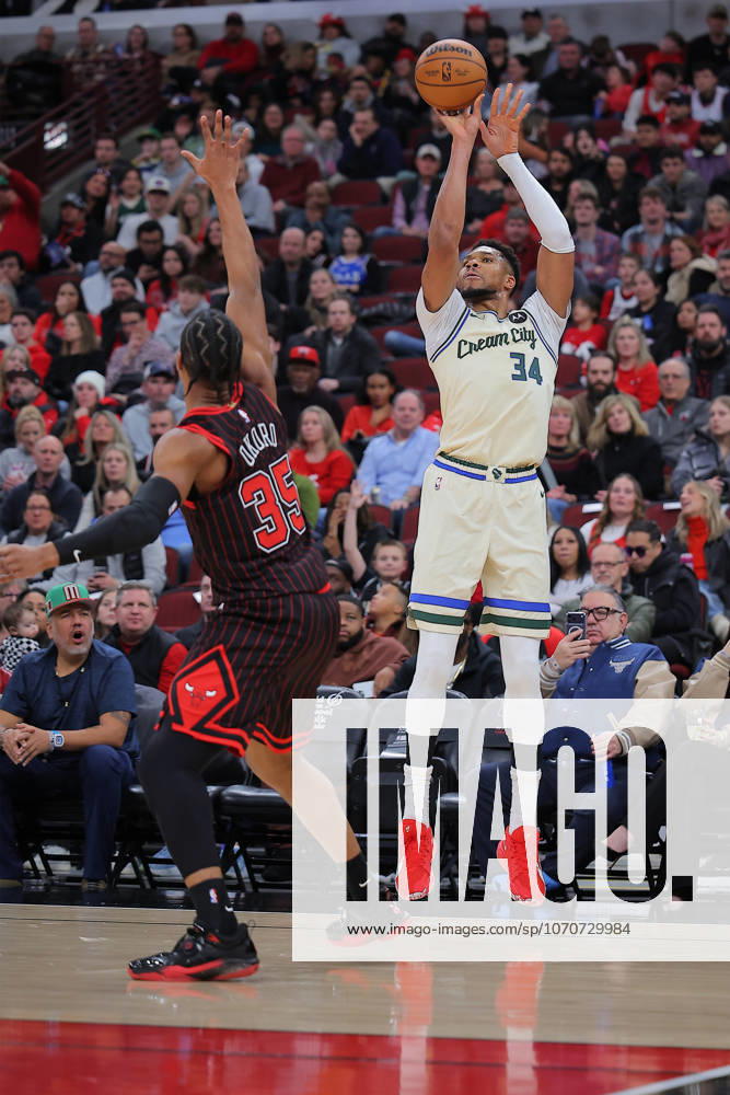 CHICAGO, IL - DECEMBER 27: Giannis Antetokounmpo 34 of the Milwaukee Bucks shoots a three-point basket over Isaac Okoro 35 of the Chicago Bulls during the first half on December 27, 2025 at the United Center in Chicago, Illinois. (Photo by Melissa Tamez Icon Sportswire) NBA, Basketball Herren, USA DEC 27 Milwaukee Bucks at Chicago Bulls Icon251227005