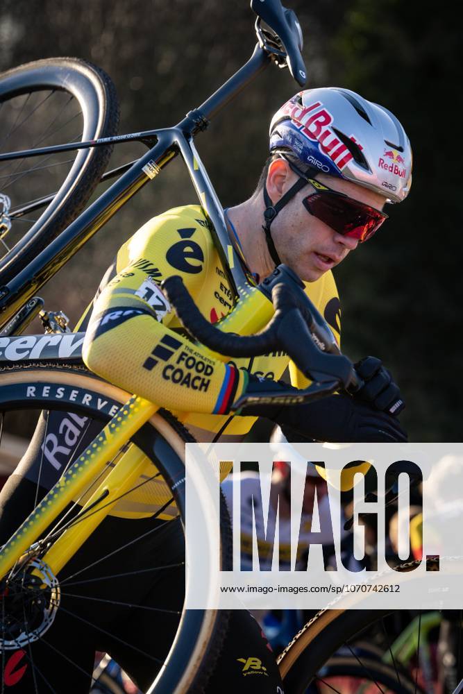 Belgian Wout van Aert pictured in action during the men s elite race at the World Cup cyclocross cycling event in Dendermonde, Belgium, stage 8 (out of 12) of the UCI World Cup cyclocross competition, Sunday 28 December 2025. DAVIDxPINTENS x151956423x