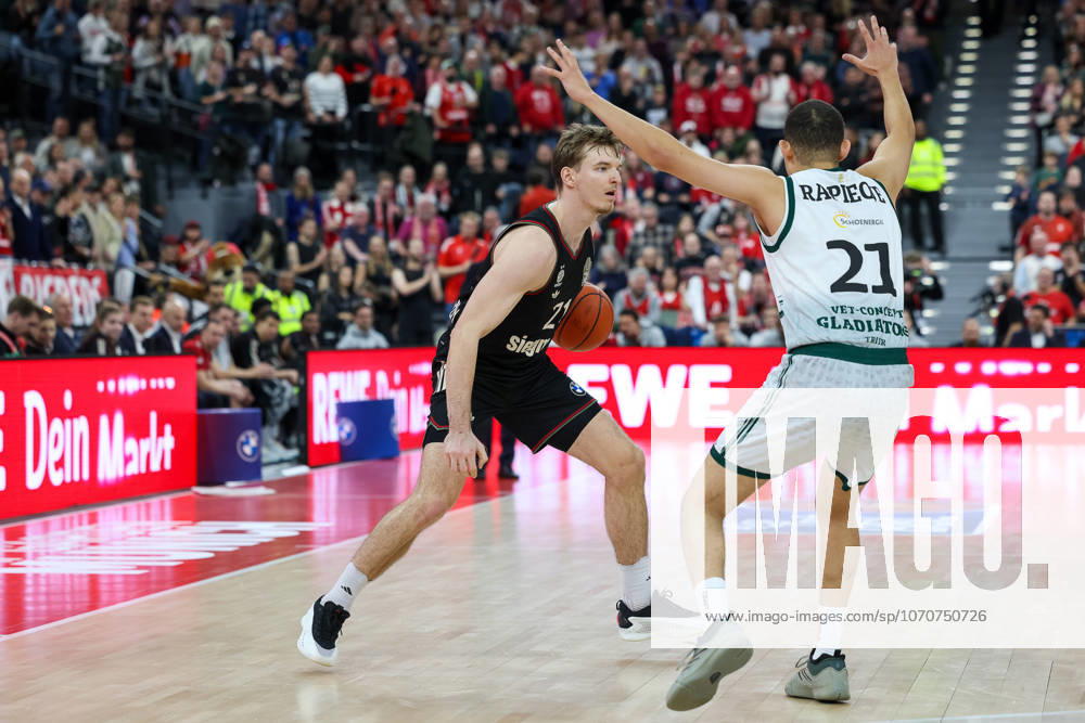 Justuz Hollatz (FC Bayern Basketball, 21) mit Evans Rapieque (Vet Concept Gladiators Trier, 21), GER, FC Bayern Basketball vs. Vet Concept Gladiators Trier, Basketball, easycredit Basketball Bundesliga, 11. Spieltag, Saison 2025 2026, 28.12.2025, GER, FC Bayern Basketball vs. Vet Concept Gladiators Trier, Basketball, easycredit Basketball Bundesliga, 11. Spieltag, Saison 2025 2026, 28.12.2025 Muenchen