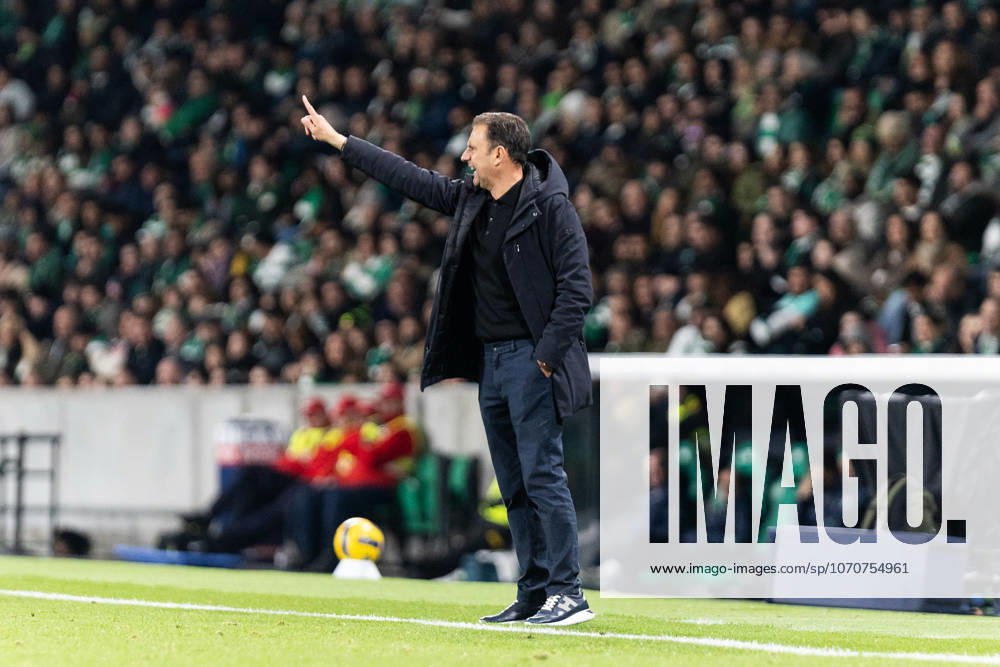 Sotiris Sylaidopoulos head coach of Rio Ave FC reacts during the Liga Portugal match between Sporting CP and Rio Ave FC at Estadio Jose Alvalade on December 28, 2025 in Lisbon, Portugal. Lisboa Portugal - ZUMAp267 20251228_zsp_p267_022