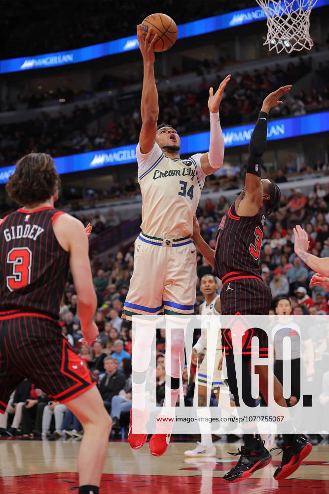 CHICAGO, IL - DECEMBER 27: Giannis Antetokounmpo 34 of the Milwaukee Bucks shoots the ball over Isaac Okoro 35 of the Chicago Bulls during the first half on December 27, 2025 at the United Center in Chicago, Illinois. (Photo by Melissa Tamez Icon Sportswire) NBA, Basketball Herren, USA DEC 27 Milwaukee Bucks at Chicago Bulls Icon251227001