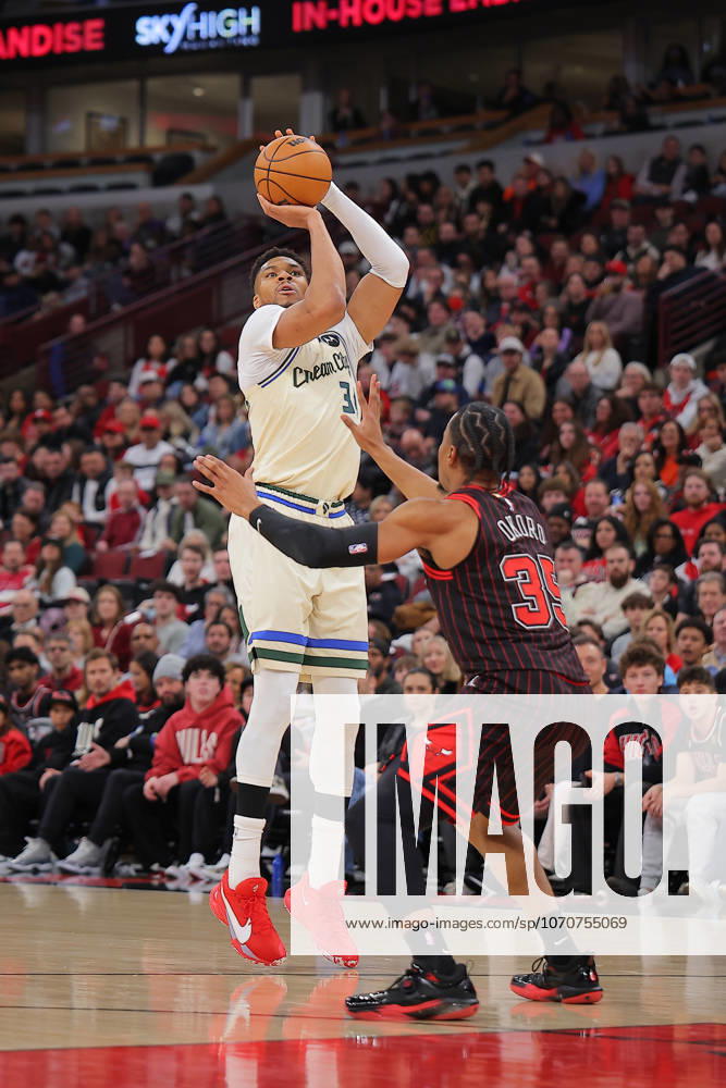 CHICAGO, IL - DECEMBER 27: Giannis Antetokounmpo 34 of the Milwaukee Bucks shoots the ball over Isaac Okoro 35 of the Chicago Bulls during the first half on December 27, 2025 at the United Center in Chicago, Illinois. (Photo by Melissa Tamez Icon Sportswire) NBA, Basketball Herren, USA DEC 27 Milwaukee Bucks at Chicago Bulls Icon251227002