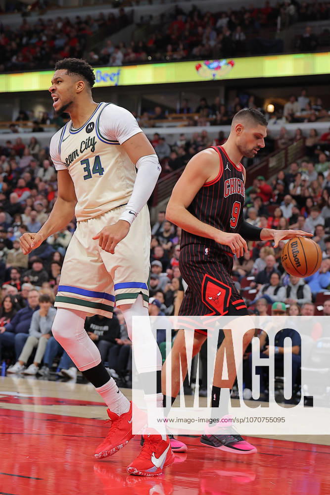CHICAGO, IL - DECEMBER 27: Giannis Antetokounmpo 34 of the Milwaukee Bucks reacts after a slam dunk during the first half against the Chicago Bulls on December 27, 2025 at the United Center in Chicago, Illinois. (Photo by Melissa Tamez Icon Sportswire) NBA, Basketball Herren, USA DEC 27 Milwaukee Bucks at Chicago Bulls Icon251227013
