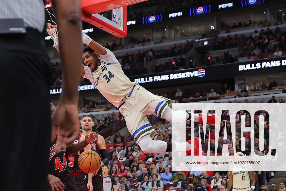 CHICAGO, IL - DECEMBER 27: Giannis Antetokounmpo 34 of the Milwaukee Bucks slam dunks during the first half against the Chicago Bulls on December 27, 2025 at the United Center in Chicago, Illinois. (Photo by Melissa Tamez Icon Sportswire) NBA, Basketball Herren, USA DEC 27 Milwaukee Bucks at Chicago Bulls Icon251227014