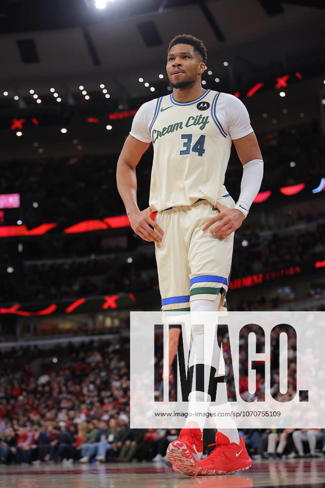 CHICAGO, IL - DECEMBER 27: Giannis Antetokounmpo 34 of the Milwaukee Bucks looks on during the second half against the Chicago Bulls on December 27, 2025 at the United Center in Chicago, Illinois. (Photo by Melissa Tamez Icon Sportswire) NBA, Basketball Herren, USA DEC 27 Milwaukee Bucks at Chicago Bulls Icon251227020