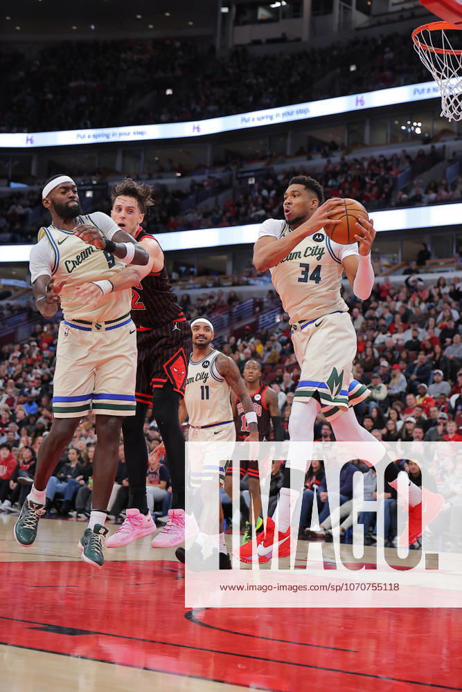 CHICAGO, IL - DECEMBER 27: Giannis Antetokounmpo 34 of the Milwaukee Bucks grabs the rebound during the second half against the Chicago Bulls on December 27, 2025 at the United Center in Chicago, Illinois. (Photo by Melissa Tamez Icon Sportswire) NBA, Basketball Herren, USA DEC 27 Milwaukee Bucks at Chicago Bulls Icon251227026