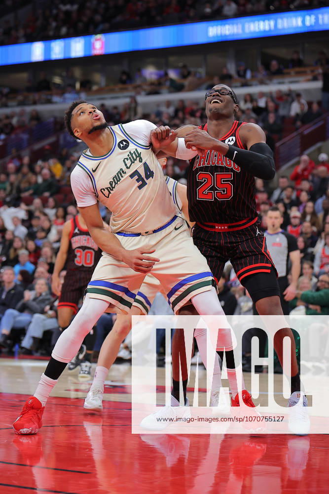 CHICAGO, IL - DECEMBER 27: Giannis Antetokounmpo 34 of the Milwaukee Bucks box out Jalen Smith 25 of the Chicago Bulls during the second half on December 27, 2025 at the United Center in Chicago, Illinois. (Photo by Melissa Tamez Icon Sportswire) NBA, Basketball Herren, USA DEC 27 Milwaukee Bucks at Chicago Bulls Icon251227034