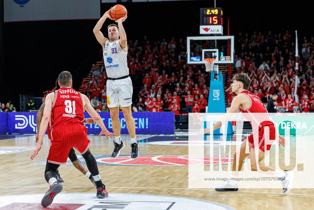Daniel Keppeler (BMA365 Bamberg Baskets, 31), Spencer Reaves (SYNTAINICS MBC, 31), Zachary Ensminger (BMA365 Bamberg Baskets, 01), BMA365 Bamberg Baskets vs. SYNTAINICS MBC, Basketball, easyCredit BBL, 13. Spieltag, 30.12.2025 BMA365 Bamberg Baskets vs. SYNTAINICS MBC, Basketball, easyCredit BBL, 13. Spieltag, 30.12.2025 Bamberg