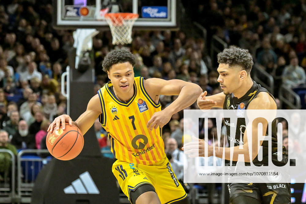 Basketball easyCredit BBL Bundesliga, Alba Berlin - Basketball Löwen Braunschweig v.l. Jack Kayil (Alba Berlin), Adrian Worthy (Basketball Löwen Braunschweig) Zweikampf, Duell, Kampf, tackle Berlin