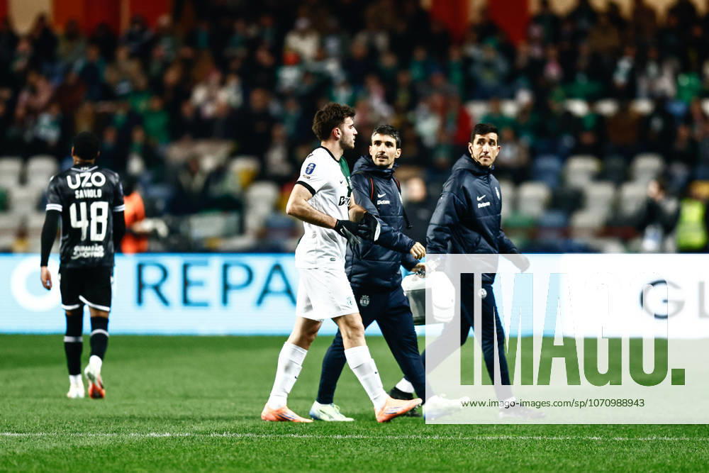 Fotis Ioannidis of Sporting CP leaving the pitch injured during the Allianz Cup semi finals match between Sporting CP and Vitoria SC at Estadio Dr. Magalhaes Pessoa on January 6, 2026 in Leiria, Portugal. Leiria Portugal - ZUMAp267 20260106_zsp_p267_062