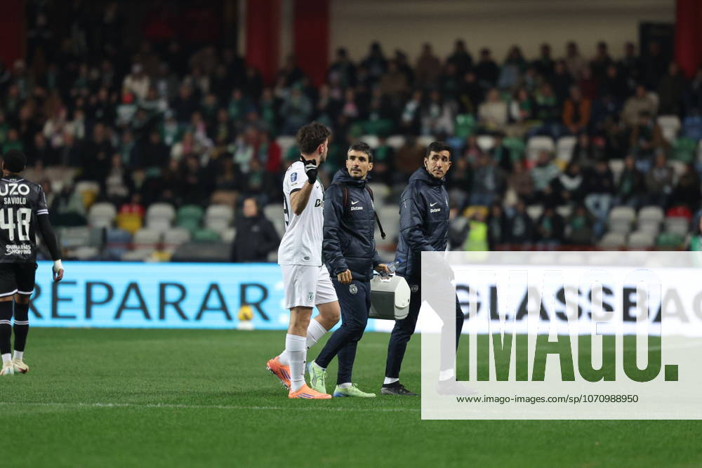 Fotis Ioannidis of Sporting CP receives medical assistance during the Taca da Liga match between Sporting CP and Vitoria SC at Estadio Municipal Dr Magalhaes Pessoa, in Leiria, Portugal, on January 06, 2026 Leiria Portugal - ZUMAe141 20260106_zsp_e141_048