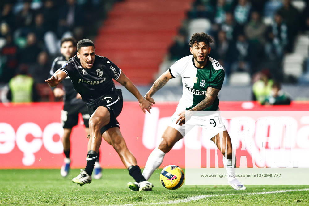 Rodrigo Abascal of Vitoria SC competes for the ball with Luis Suarez of Sporting CP during the Allianz Cup semi finals match between Sporting CP and Vitoria SC at Estadio Dr. Magalhaes Pessoa on January 6, 2026 in Leiria, Portugal. Leiria Portugal - ZUMAp267 20260106_zsp_p267_086