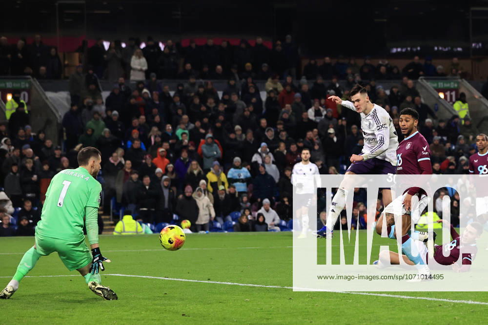 7th January 2026; Turf Moor, Burnley, Lancashire, England; Premier League Football, Burnley versus Manchester United, ManU Benjamin Sesko of Manchester United beats Burnley goalkeeper Martin Dubravka to level the score at 1-1 after 50 minutes DavidxBlunsden Content restricted for UK based newspaper