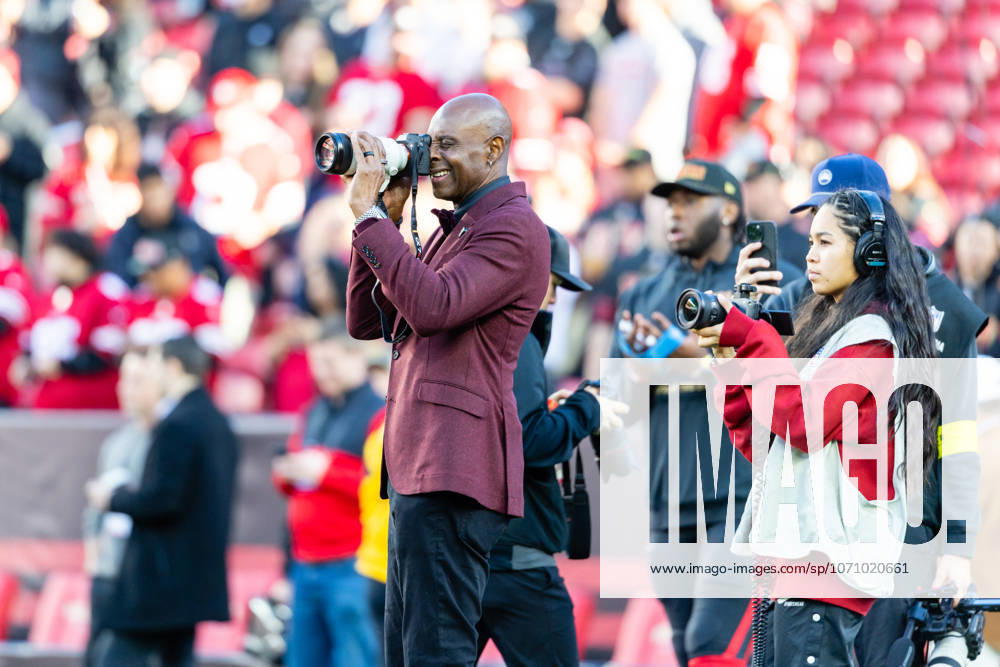 SANTA CLARA, CA - JANUARY 03: Former NFL, American Football Herren, USA wide receiver Jerry Rice takes photos with a Sony camera before an NFL game between the Seattle Seahawks and the San Francisco 49ers on January 3, 2026 at Levi s Stadium in Santa Clara, CA. (Photo by Matthew Huang Icon Sportswire) NFL: JAN 03 Seahawks at 49ers Icon260103053