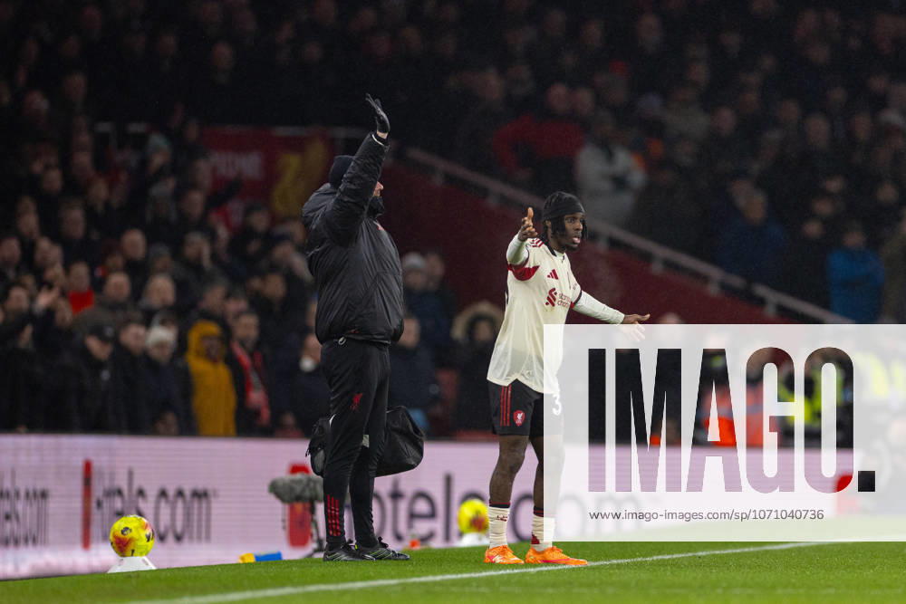 Football - FA Premier League - Arsenal FC v Liverpool FC LONDON, ENGLAND - Thursday, January 8, 2026: Liverpool s Jeremie Frimpong waiting to come on after the alloted 30 seconds for an injury during the FA Premier League match between Arsenal FC and Liverpool FC at the Emirates Stadium. (Photo by David Rawcliffe Propaganda) LONDON Emirates Stadium GREATER LONDON ENGLAND