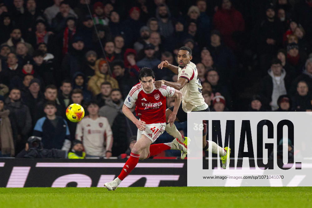 Football - FA Premier League - Arsenal FC v Liverpool FC LONDON, ENGLAND - Thursday, January 8, 2026: Liverpool s Ryan Gravenberch (R) and Arsenal s Declan Rice during the FA Premier League match between Arsenal FC and Liverpool FC at the Emirates Stadium. (Photo by David Rawcliffe Propaganda) LONDON Emirates Stadium GREATER LONDON ENGLAND