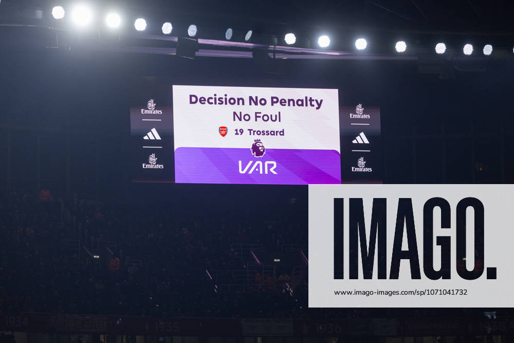 Football - FA Premier League - Arsenal FC v Liverpool FC LONDON, ENGLAND - Thursday, January 8, 2026: A screen showing that VAR rule no penalty after a foul on Liverpool s Florian Wirtz in the penalty box by Arsenal s Leandro Trossard during the FA Premier League match between Arsenal FC and Liverpool FC at the Emirates Stadium. (Photo by David Rawcliffe Propaganda) LONDON Emirates Stadium GREATER LONDON ENGLAND