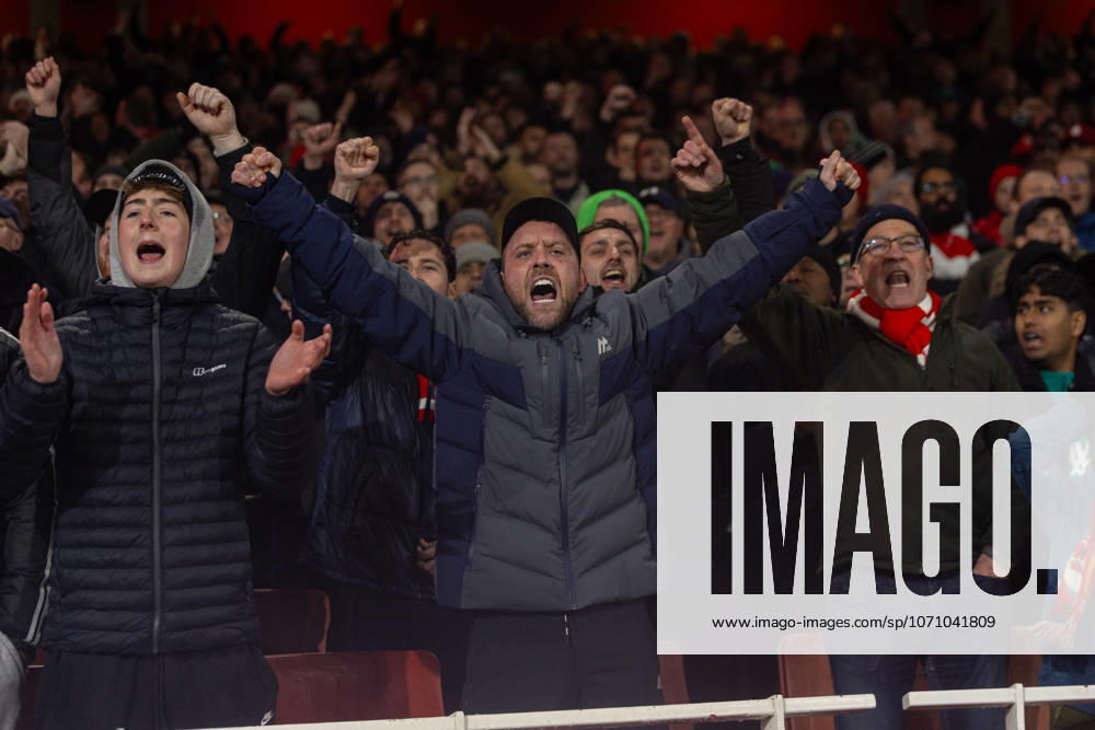 Football - FA Premier League - Arsenal FC v Liverpool FC LONDON, ENGLAND - Thursday, January 8, 2026: Liverpool travelling supporters in full voice during the FA Premier League match between Arsenal FC and Liverpool FC at the Emirates Stadium. (Photo by David Rawcliffe Propaganda) LONDON Emirates Stadium GREATER LONDON ENGLAND