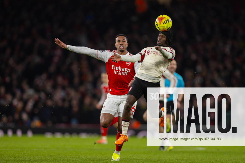 Football - FA Premier League - Arsenal FC v Liverpool FC LONDON, ENGLAND - Thursday, January 8, 2026: Liverpool s Jeremie Frimpong challenges for a header with Arsenal s Gabriel Magalhaes (L) during the FA Premier League match between Arsenal FC and Liverpool FC at the Emirates Stadium. (Photo by David Rawcliffe Propaganda) LONDON Emirates Stadium GREATER LONDON ENGLAND