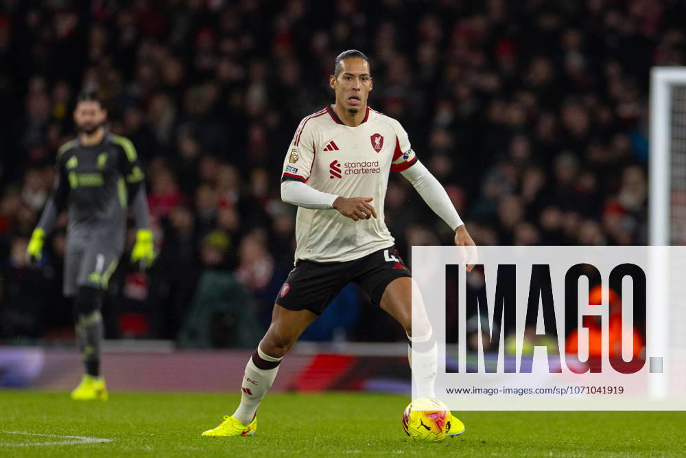 Football - FA Premier League - Arsenal FC v Liverpool FC LONDON, ENGLAND - Thursday, January 8, 2026: Liverpool s captain Virgil van Dijk during the FA Premier League match between Arsenal FC and Liverpool FC at the Emirates Stadium. (Photo by David Rawcliffe Propaganda) LONDON Emirates Stadium GREATER LONDON ENGLAND
