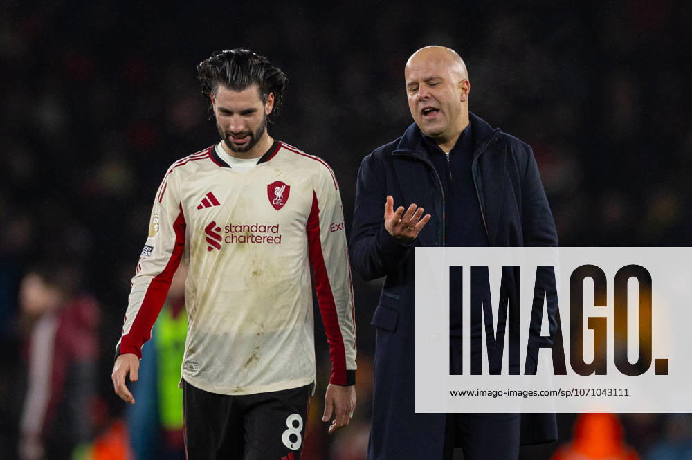 Football - FA Premier League - Arsenal FC v Liverpool FC LONDON, ENGLAND - Thursday, January 8, 2026: Liverpool s head coach Arne Slot and Dominik Szoboszlai (L) after the FA Premier League match between Arsenal FC and Liverpool FC at the Emirates Stadium. (Photo by David Rawcliffe Propaganda) LONDON Emirates Stadium GREATER LONDON ENGLAND