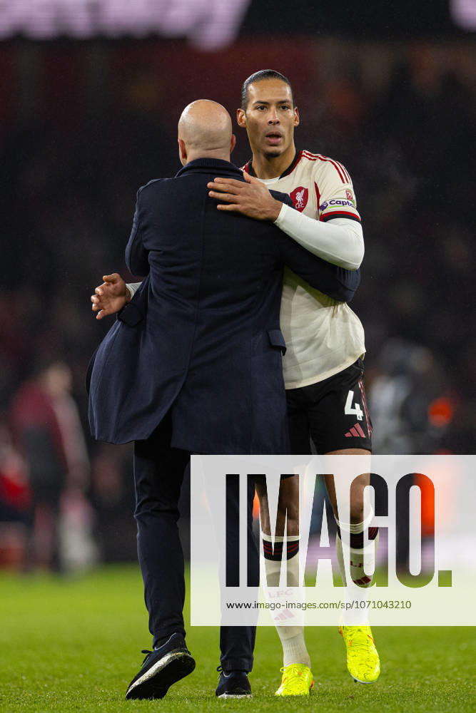 Football - FA Premier League - Arsenal FC v Liverpool FC LONDON, ENGLAND - Thursday, January 8, 2026: Liverpool s head coach Arne Slot embraces captain Virgil van Dijk (R) after the FA Premier League match between Arsenal FC and Liverpool FC at the Emirates Stadium. (Photo by David Rawcliffe Propaganda) LONDON Emirates Stadium GREATER LONDON ENGLAND