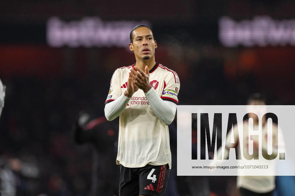Football - FA Premier League - Arsenal FC v Liverpool FC LONDON, ENGLAND - Thursday, January 8, 2026: Liverpool s captain Virgil van Dijk applauds the travelling supporters after the FA Premier League match between Arsenal FC and Liverpool FC at the Emirates Stadium. (Photo by David Rawcliffe Propaganda) LONDON Emirates Stadium GREATER LONDON ENGLAND