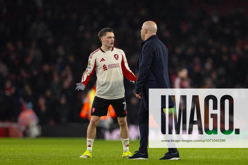 Football - FA Premier League - Arsenal FC v Liverpool FC LONDON, ENGLAND - Thursday, January 8, 2026: Liverpool s head coach Arne Slot (R) and Florian Wirtz exchange words after the FA Premier League match between Arsenal FC and Liverpool FC at the Emirates Stadium. (Photo by David Rawcliffe Propaganda) LONDON Emirates Stadium GREATER LONDON ENGLAND