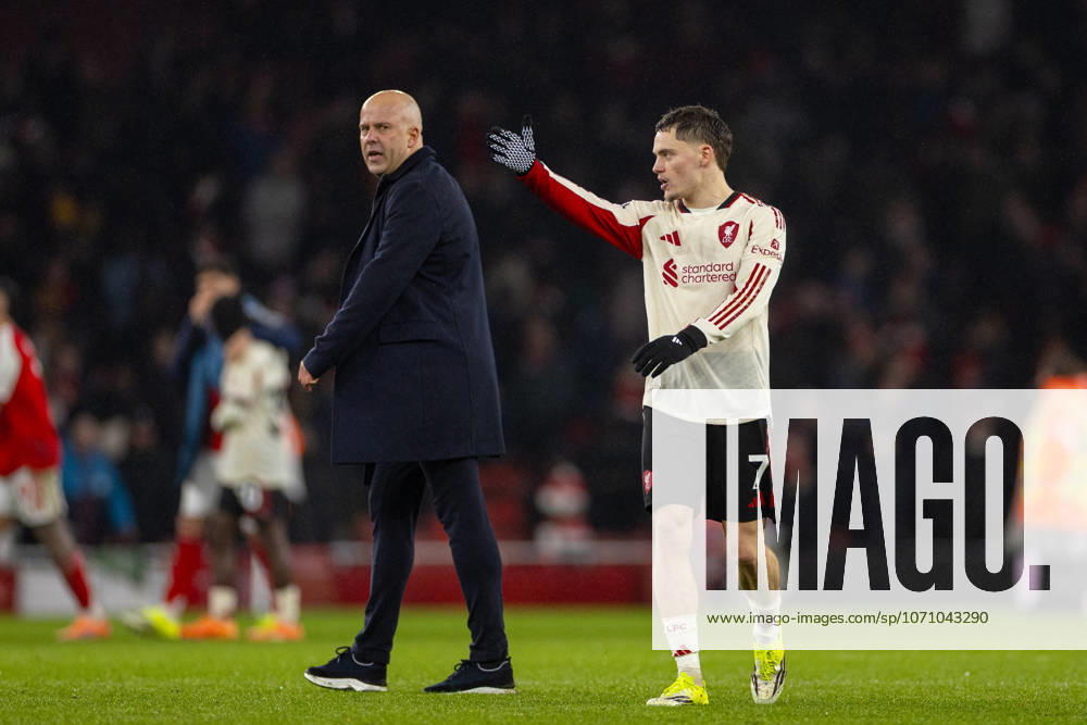 Football - FA Premier League - Arsenal FC v Liverpool FC LONDON, ENGLAND - Thursday, January 8, 2026: (L-R) Liverpool s head coach Arne Slot and Florian Wirtz exchange words after the FA Premier League match between Arsenal FC and Liverpool FC at the Emirates Stadium. (Photo by David Rawcliffe Propaganda) LONDON Emirates Stadium GREATER LONDON ENGLAND