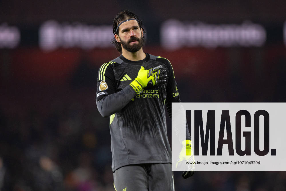 Football - FA Premier League - Arsenal FC v Liverpool FC LONDON, ENGLAND - Thursday, January 8, 2026: Liverpool s goalkeeper Alisson Becker touches the badge after the FA Premier League match between Arsenal FC and Liverpool FC at the Emirates Stadium. (Photo by David Rawcliffe Propaganda) LONDON Emirates Stadium GREATER LONDON ENGLAND