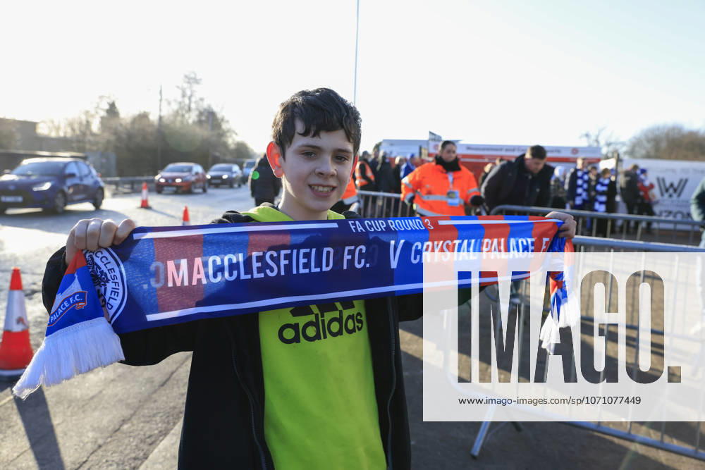 Macclesfield FC v Crystal Palace, FA Cup, 3rd Round Young fan with a matchday scarf ahead of the FA Cup match between Macclesfield FC and Crystal Palace at Leasing.com Stadium, Macclesfield, UK on 10 January 2026. Macclesfield Leasing.com Stadium UK Editorial use only DataCo restrictions apply See www.football-dataco.com ,
