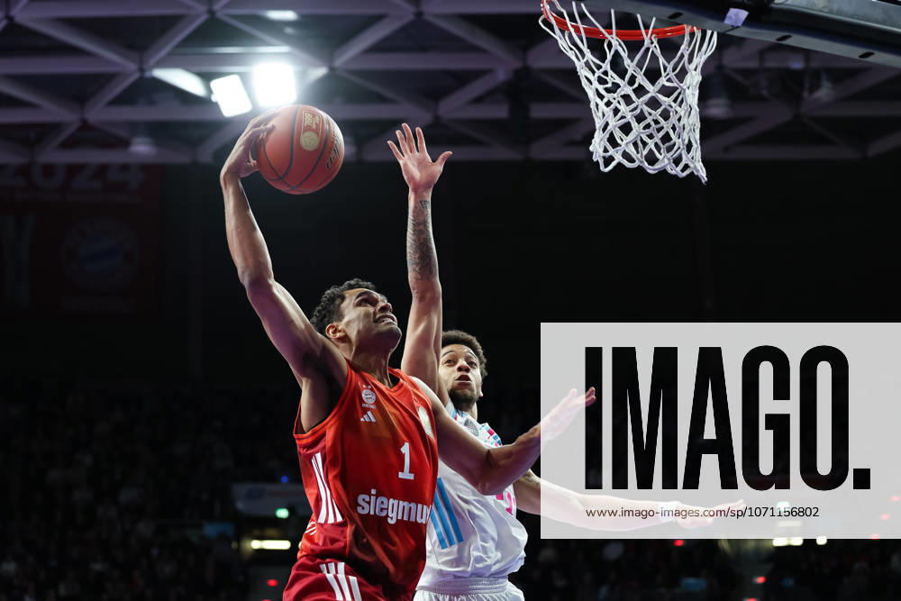 Oscar da Silva (FC Bayern Basketball, 01) mit Alijah Comithier (Telekom Baskets Bonn, 02), GER, FC Bayern Basketball vs. Telekom Baskets Bonn, Basketball, easycredit Basketball Bundesliga, 15. Spieltag, Saison 2025 2026, 11.01.2026, GER, FC Bayern Basketball vs. Telekom Baskets Bonn, Basketball, easycredit Basketball Bundesliga, 15. Spieltag, Saison 2025 2026, 11.01.2026 Muenchen