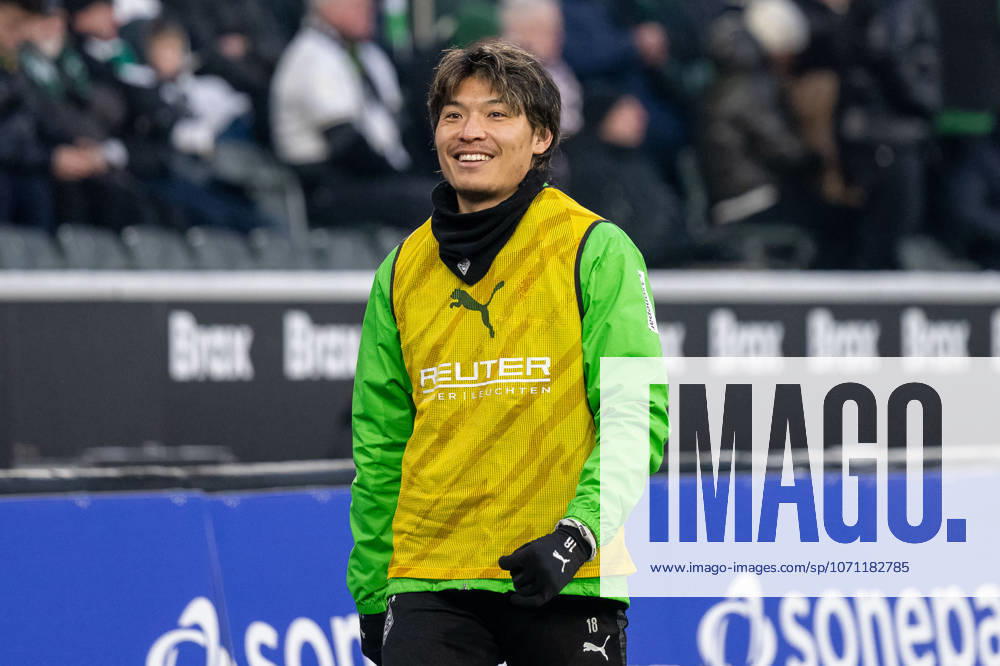 Shuto Machino (Borussia Moenchengladbach, 18) auf dem Weg zum Aufwaermen. Borussia Moenchengladbach vs. FC Augsburg, Fussball, 1. Bundesliga, 16. Spieltag, Saison 2025 2026, 11.01.2026 DFL DFB Regulations prohibit any use of Photographs as image sequences and or Quasivideo GER, Borussia Moenchengladbach vs. FC Augsburg, Fussball, 1. Bundesliga, 16. Spieltag, Saison 2025 2026, 11.01.2026 Moenchengladbach