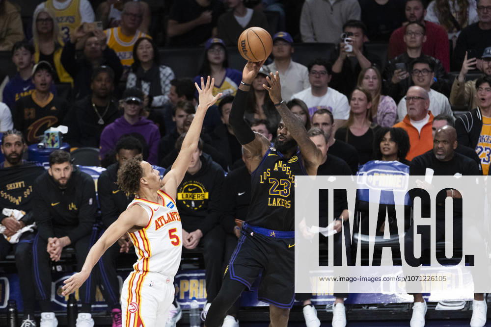 Los Angeles Lakersâ€⠢ LeBron James (23) shoots against Atlanta Hawks Dyson Daniels (5) during an NBA, Basketball Herren, USA basketball game at Crypto.com Arena on Tuesday, Jan. 13, 2026 in Los Angeles. Los Angeles USA - ZUMAc68_ 20260113_zaf_c68_040