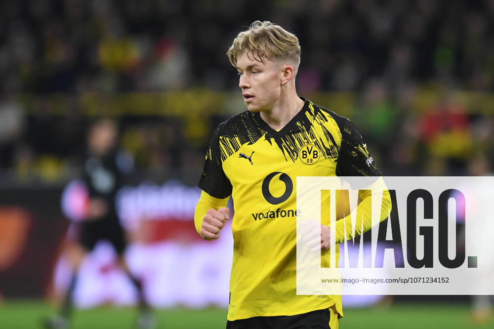 Daniel Svensson (Borussia Dortmund) schaut waehrend des Spiels der Bundesliga zwischen Borussia Dortmund und SV Werder Bremen, Signal Iduna Park am 13. January 2026 in Dortmund, Deutschland. (Foto von Ralf Treese DeFodi Images) +++ Daniel Svensson (Borussia Dortmund) looks on during the Bundesliga match between Borussia Dortmund and SV Werder Bremen at Signal Iduna Park on January 13, 2026 in Dortmund, Germany. (Photo by Ralf Treese DeFodi Images) DFL regulations prohibit any use of photographs as image sequences and or quasi-video. (Photo by Ralf Treese DeFodi Images) -