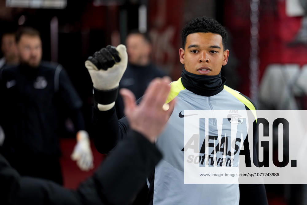 2026-01-14 AZ v AFC Ajax - Dutch EuroJackpot KNVB Beker ALKMAAR, NETHERLANDS - JANUARY 14: Goalkeeper Rome Jayden Owusu-Oduro of AZ Alkmaar giving a high five prior to the Dutch EuroJackpot KNVB Beker match between AZ and AFC Ajax at AFAS Stadion on January 14, 2026 in Alkmaar, Netherlands. Alkmaar AFAS Stadion Netherlands Content not available for redistribution in The Netherlands directly or indirectly through any third parties.