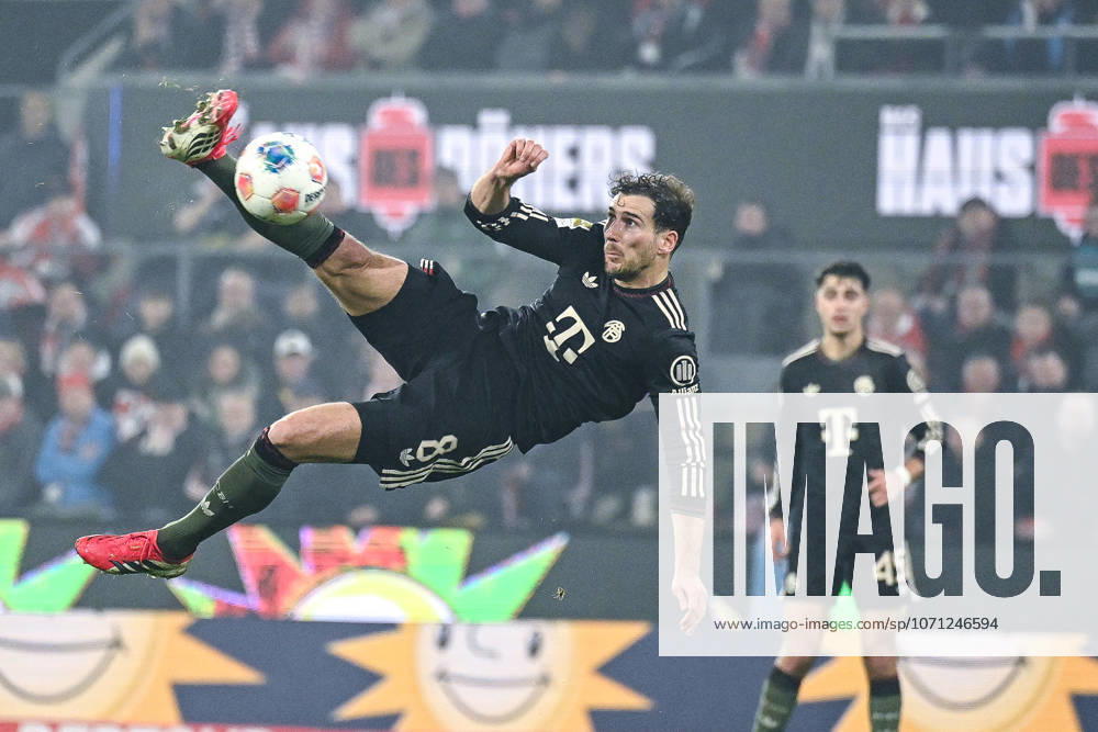 Fussball 1. Bundesliga 2025 2026, 17. Spieltag, 1.FC Köln - FC Bayern München, im Rhein-Energie-Stadion Köln. Fallrückzieher Leon Goretzka (FC Bayern München)