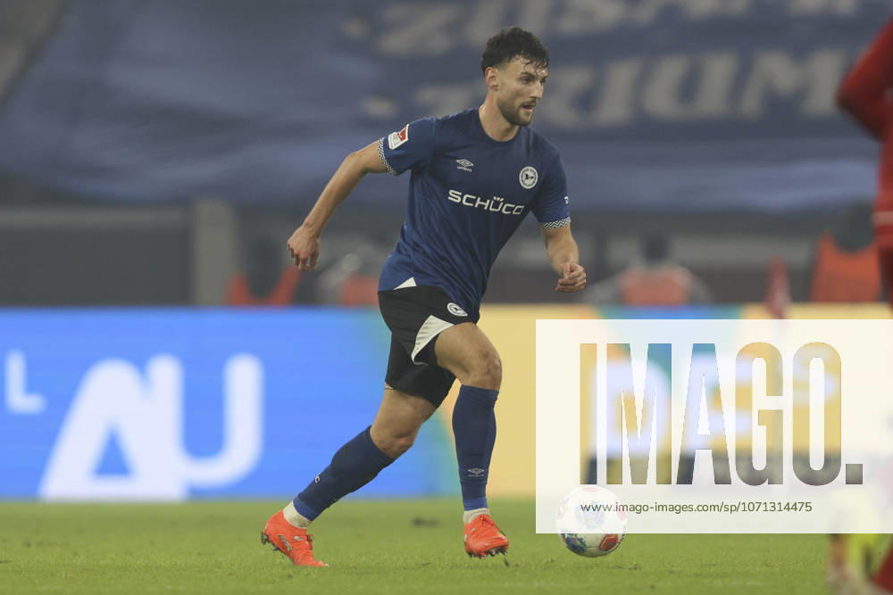 Maximilian Bauer (Arminia Bielefeld) in Aktion, am Ball, Einzelaktion waehrend des spiels der 2. Bundesliga zwischen Fortuna Düsseldorf und Arminia Bielefeld, Merkur Spiel-Arena am 16. January 2026 in Düsseldorf, Deutschland. (Foto von Oliver Kaelke DeFodi Images) +++ Maximilian Bauer (Arminia Bielefeld) controls the ball during the 2. Bundesliga match between Fortuna Düsseldorf and Arminia Bielefeld at Merkur Spiel-Arena on January 16, 2026 in Düsseldorf, Germany. (Photo by Oliver Kaelke DeFodi Images) (Photo by Oliver Kaelke DeFodi Images) -