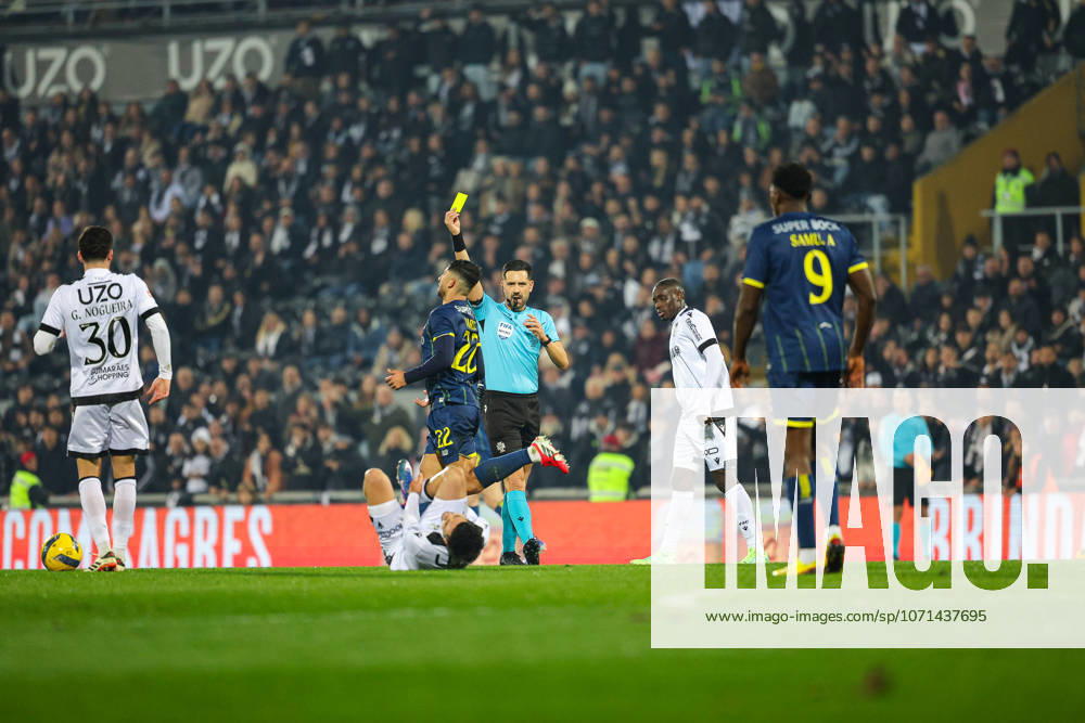 Vitoria SC v FC Porto - Primeira Liga Alan Varela of FC Porto receives a yellow card during the Liga Portugal match between Vitoria SC and FC Porto at Estadio D Afonso Henriques in Guimaraes, Braga, Portugal, on January 18, 2026. guimaraes Braga Portugal