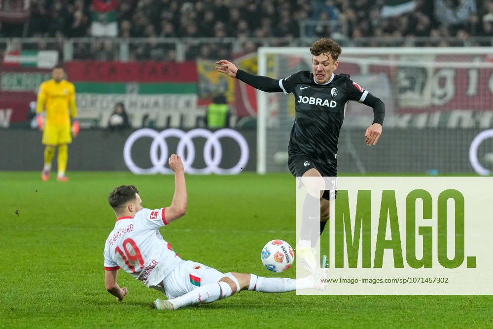 Robin Fellhauer (FC Augsburg, 19) im Zweikampf mit Philipp Treu (SC Freiburg, 29) , Deutschland, Fussball, 1. Bundesliga, 18.Spieltag, 2025 2026, FC Augsburg vs. SC Freiburg, 18.01.2026, WWK-Arena, Augsburg, Deutschland DFL REGULATIONS PROHIBIT ANY USE OF PHOTOGRAPHS AS IMAGE SEQUENCES AND OR QUASI-VIDEO. Augsburg WWK-Arena Bayern Deutschland