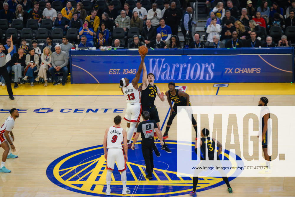 NBA, Basketball Herren, USA Miami Heat vs Golden State Warriors in San Francisco SAN FRANCISCO, CALIFORNIA - JANUARY 19: Referee throws the ball to start the NBA game 23 between Miami Heat and Golden State Warriors in San Francisco at Chase Center on January 19, 2026 in San Francisco, California, United States. Tayfun Coskun Anadolu California United States. Editorial use only. Please get in touch for any other usage.