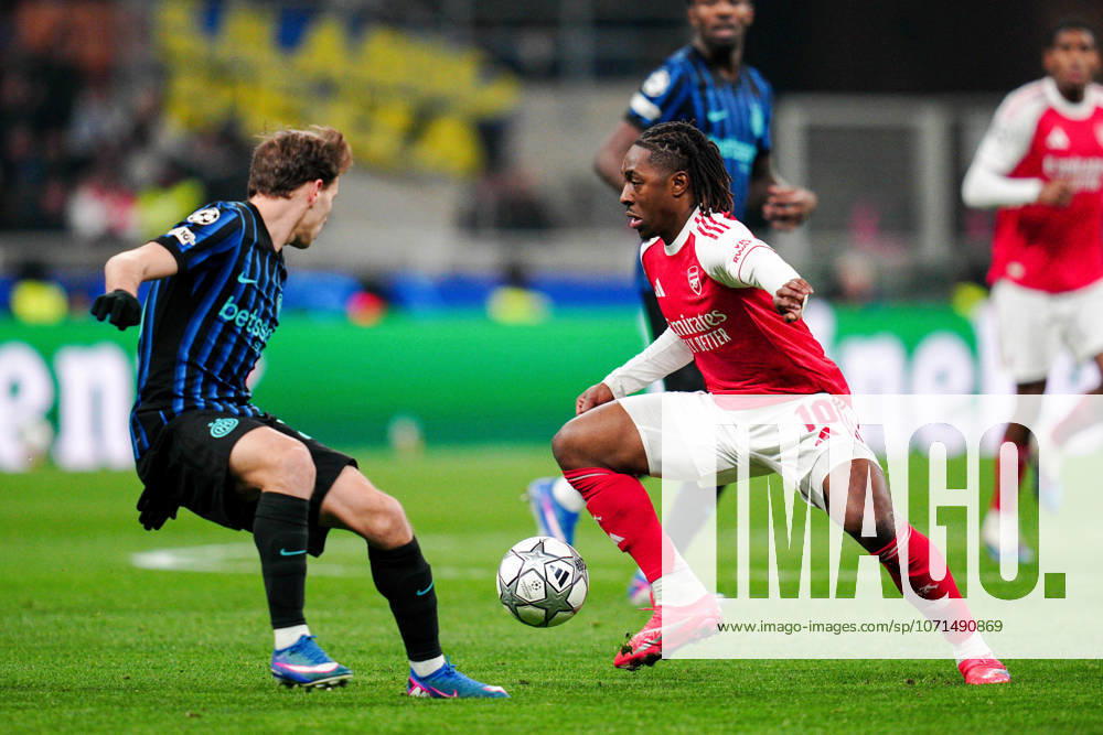 Inter Milans Nicolo Barella fights for the ball with Arsenal s Eberechi Eze during the Uefa Champions League soccer match between Inter and Arsenal at the San Siro Stadium in Milan , north Italy - Tuesday , January 20, 2026. - Soccer .