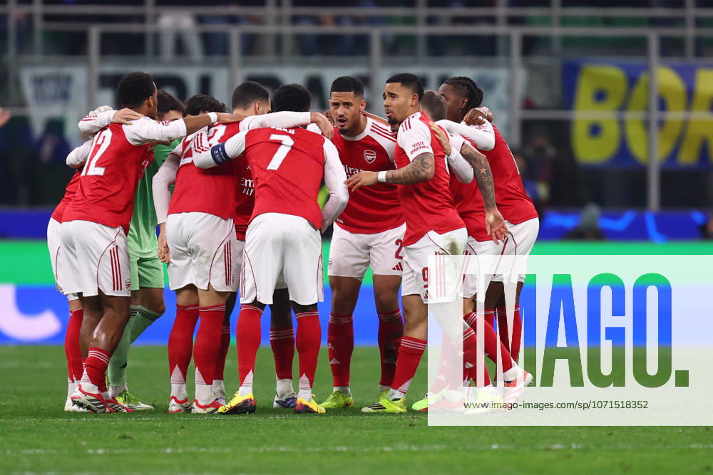 FC Internazionale vs Arsenal Fc - UEFA Champions League 2025 26 League Phase MD7 The Arsenal FC players embrace each other before the UEFA Champions League 2025 26 League Phase MD7 match between FC Internazionale and Arsenal Fc at Stadio Giuseppe Meazza (San Siro) on January 20, 2025 in Milan, Italy . Milano Stadio Giuseppe Meazza Italy