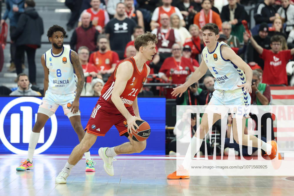 Justuz Hollatz (FC Bayern Basketball, 21) mit Jean Montero (Valencia Basket, 08) und Sergio De Larrea (Valencia Basket, 05), GER, FC Bayern Basketball vs. Valencia Basket, Basketball, Euroleague, 24. Spieltag, Saison 2025 2026, 22.01.2026, GER, FC Bayern Basketball vs. Valencia Basket, Basketball, Euroleague, 24. Spieltag, Saison 2025 2026, 22.01.2026 Muenchen