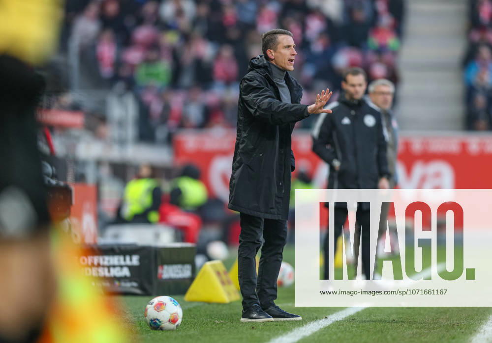 GER, Mainz, FSV Mainz 05 vs VfL Wolfsburg, Bundesliga, Fussball, DFB, Spielzeit 2025 2026, MEWA Arena, 19. Spieltag im Bild: Daniel Bauer (Trainer Vfl Wolfsburg) DFB DFL REGULATIONS PROHIBIT ANY USE OF PHOTOGRAPHS AS IMAGE SEQUENCES AND OR QUASI-VIDEO