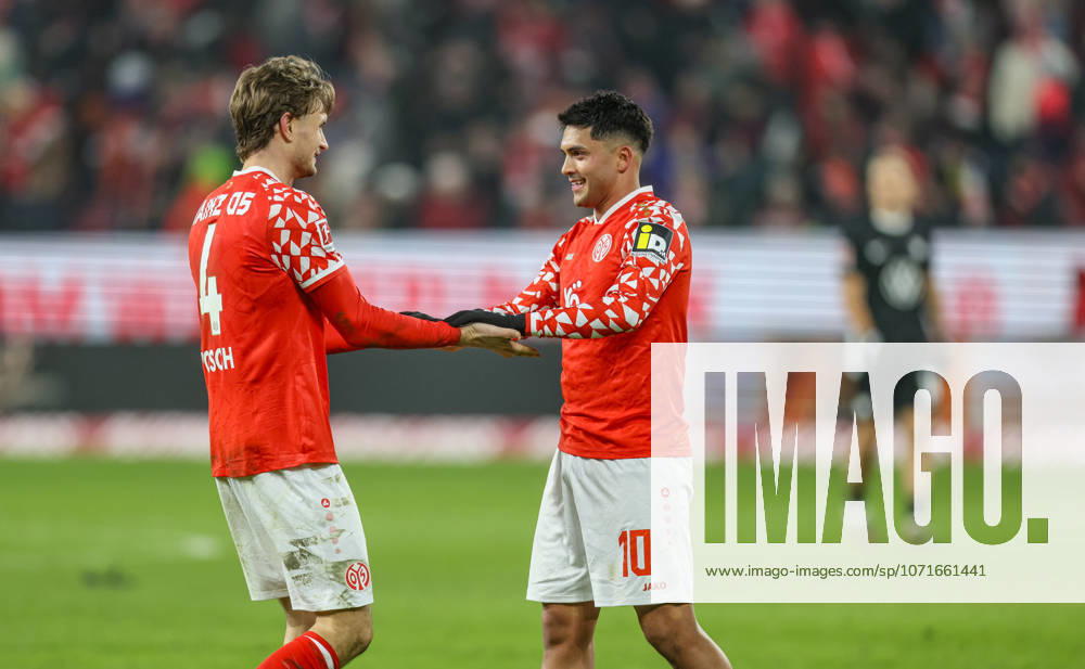 GER, Mainz, FSV Mainz 05 vs VfL Wolfsburg, Bundesliga, Fussball, DFB, Spielzeit 2025 2026, MEWA Arena, 19. Spieltag im Bild: Freude und Emotionen nach dem Sieg, Stefan Posch (FSV Mainz 05 4) und Nadiem Amiri (1. FSV Mainz 05 10) DFB DFL REGULATIONS PROHIBIT ANY USE OF PHOTOGRAPHS AS IMAGE SEQUENCES AND OR QUASI-VIDEO