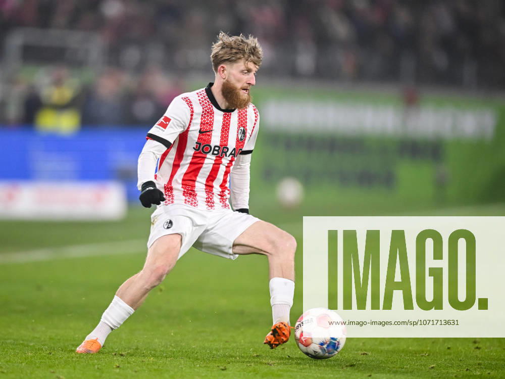 Jan-Niklas Beste (SC Freiburg) in Aktion, am Ball, Einzelaktion waehrend des spiels der Bundesliga zwischen Club Freiburg und 1. FC Köln, Europa-Park Stadion am 25. January 2026 in Freiburg, Deutschland. (Foto von Harry Langer DeFodi Images) +++ Jan-Niklas Beste (SC Freiburg) controls the Ball during the Bundesliga match between Sport-Club Freiburg and 1. FC Köln at Europa-Park Stadion on January 25, 2026 in Freiburg, Germany. (Photo by Harry Langer DeFodi Images) DFL regulations prohibit any use of photographs as image sequences and or quasi-video. (Photo by Harry Langer DeFodi Images) DFL regulations prohibit any use of photographs as image sequences and or quasi-video. -