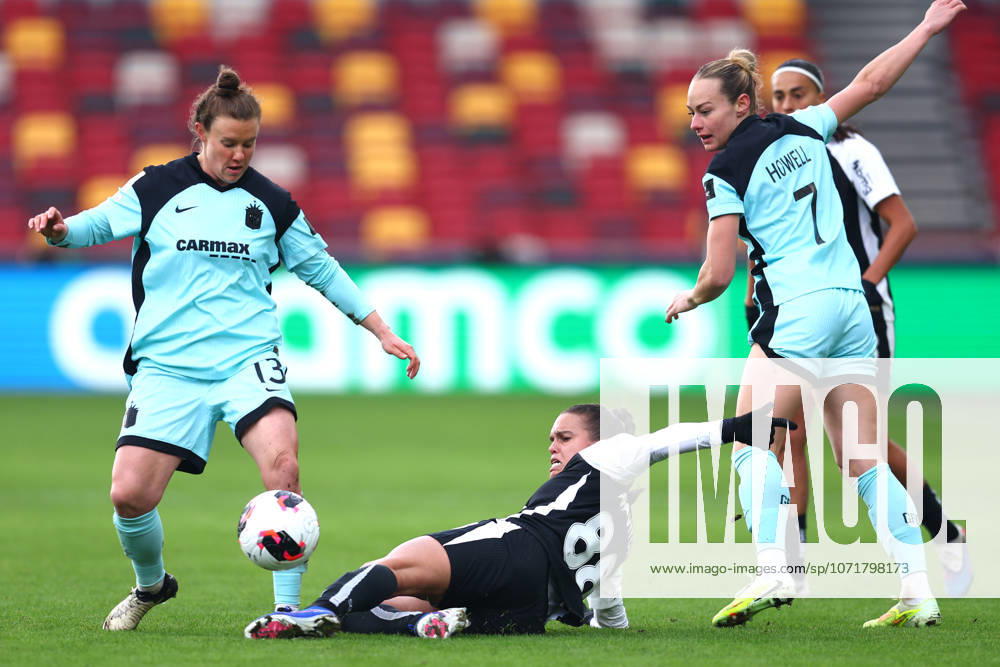 London, England, 28th January 2026. Ana Vitoria of Corinthians is challenged by Savannah McCaskill (L) and Jaelin Howell of Gotham during the Gotham FC vs Corinthians Feminino FIFA Womens Champions Cup semi-final match at Gtech Community Stadium, London. Picture credit should read: Paul Terry Sportimage . SPI_022_PT_Gotham_Corinthians SPI-4483-0022